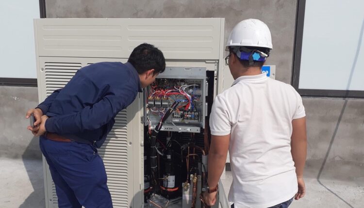 kỹ thuật viên kiểm tra điều hòa trước khi tiến hành sửa chữa